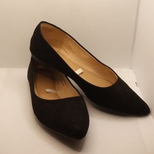 Size 8 1/2 black flats. a. new day